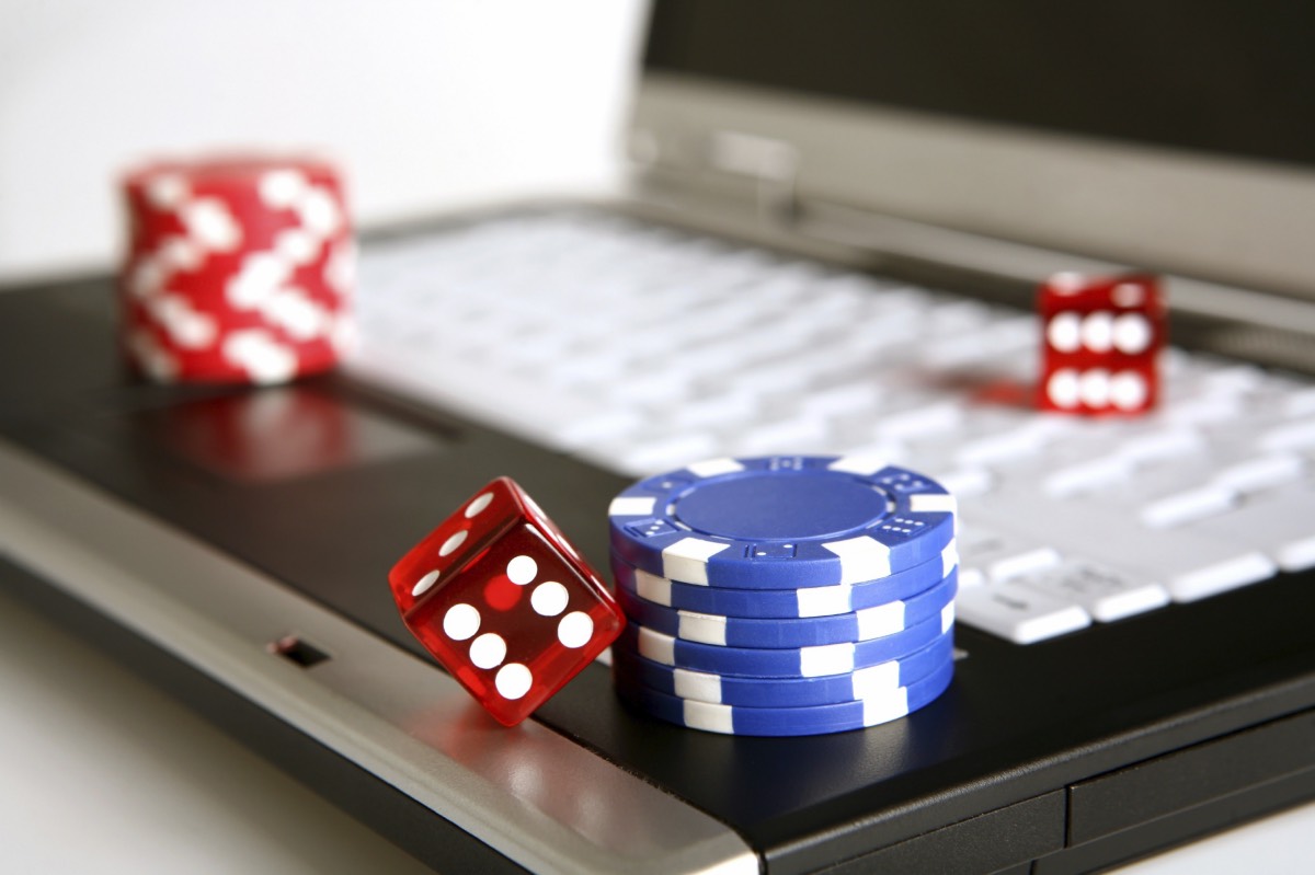 Pros and Cons of Playing Online vs Playing at a Real Casino